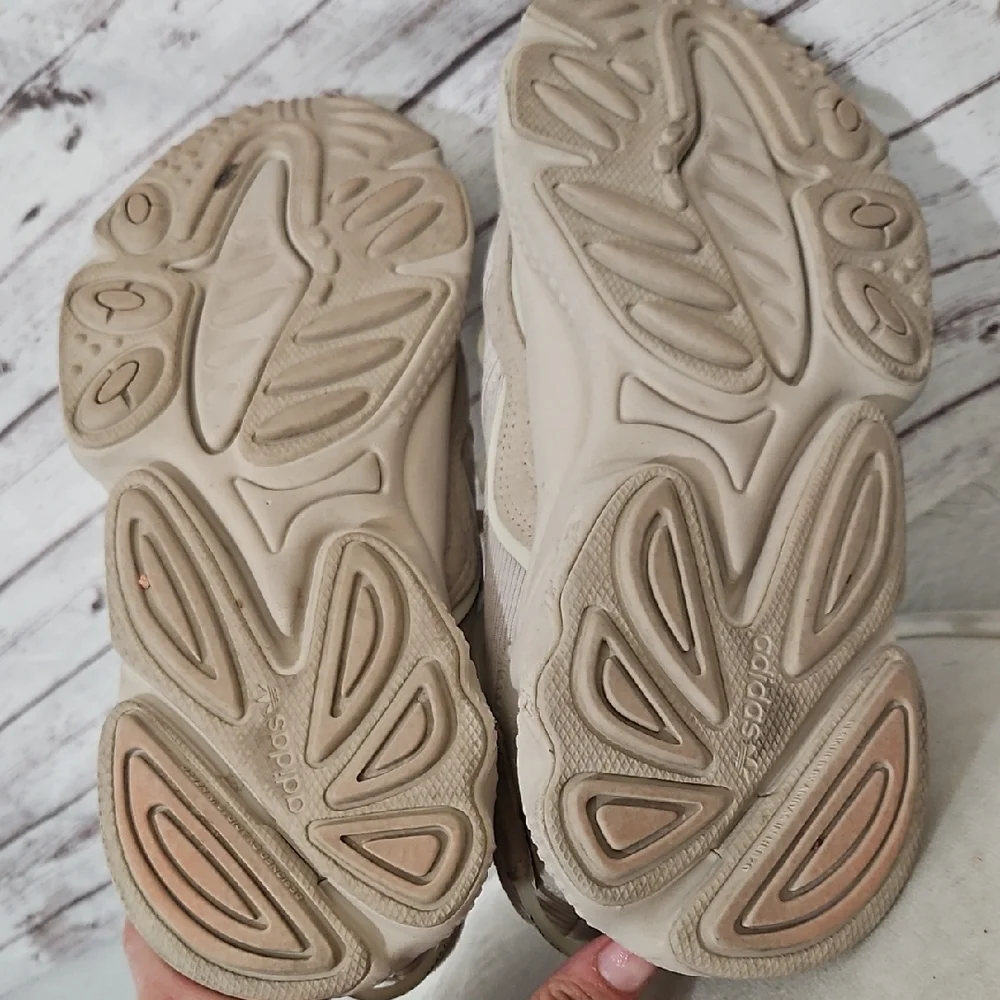adidas Ozweego Sneakers in Beige and Cream - Picture 4 of 6